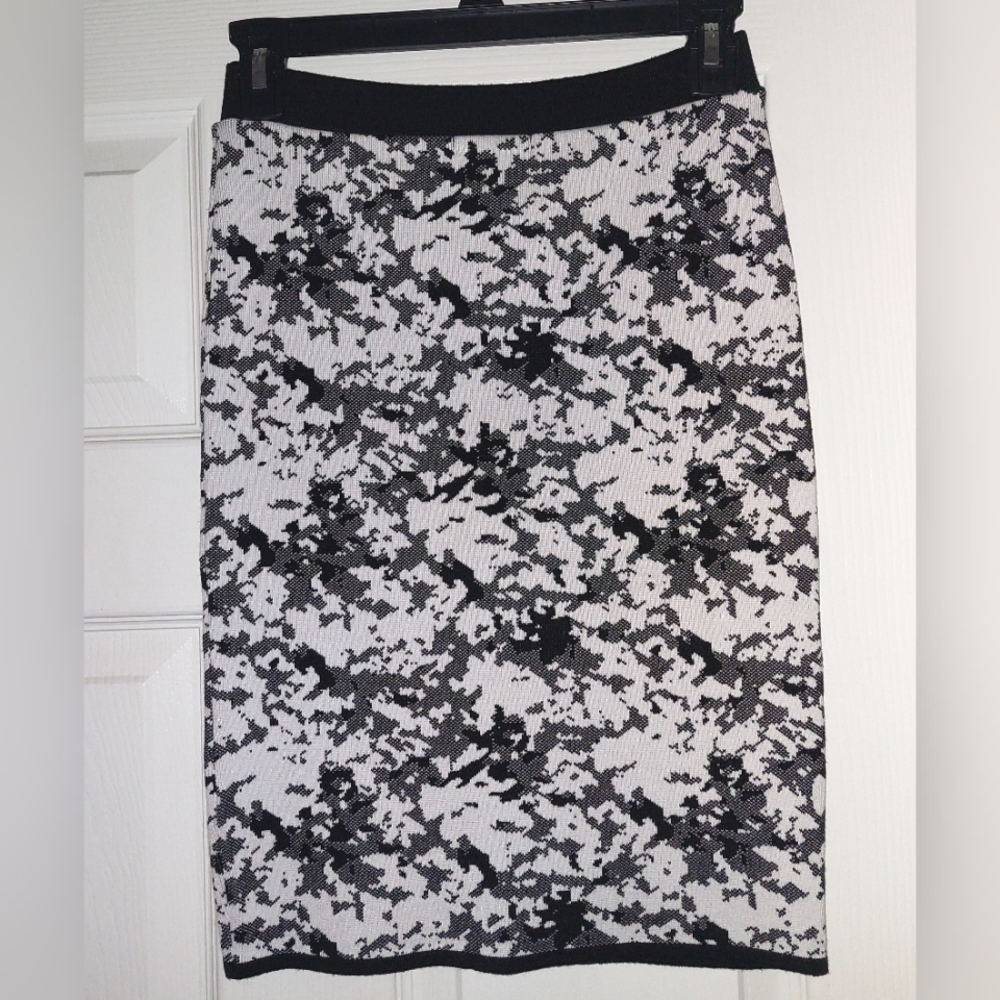 NWT Forever 21 Black/White abstract pencil skirt size small